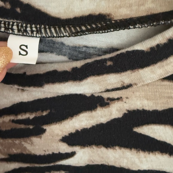 Animal Print Long Sleeve - Picture 3 of 4